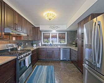 The Gatsby Getaway - Your Charming 100 Year Old Lakeside Retreat in Beaver Dam - Beaver Dam - Kitchen