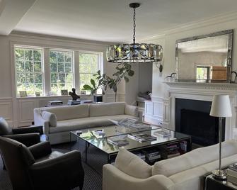 Historic Middleburg Equestrian Estate - Middleburg - Living room