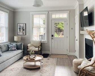 Cozy Cottage in Seabrook w/ Private Hot Tub - Pacific Beach - Sala de estar