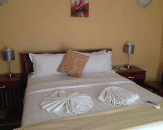 Isabel Guest Suites & Tours - Palapye - Bedroom