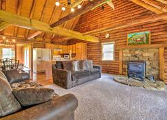 Rustic Zanesville Getaway with Expansive Yard! - Zanesville - Living room