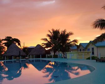 Royal Caribbean Resort - San Pedro Town - Zwembad