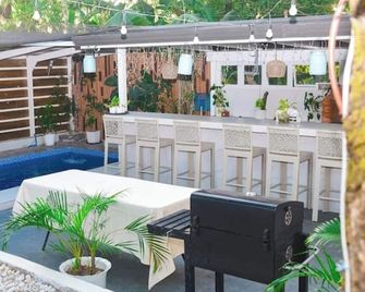 Cozy A Cabin Escape Your Tranquil Getaway Awaits - Orani - Bar