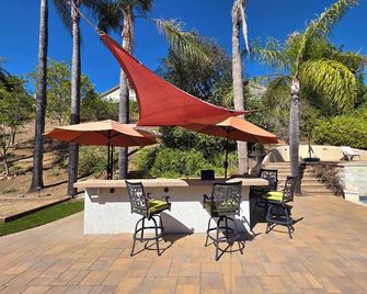 An Artist's Dream 3-Bedroom Retreat with Pool, Hot Tub, Firepit, BBQ island - San Diego - Patio