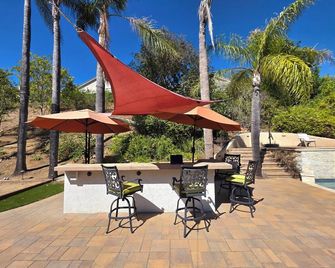 An Artist's Dream 3-Bedroom Retreat with Pool, Hot Tub, Firepit, BBQ island - سان دييغو - شرفة مرصوفة