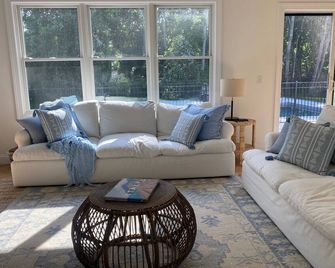 4-bed 3.5-bath house with fenced heated pool and hot tub, fire pit, kids swings - East Marion - Living room