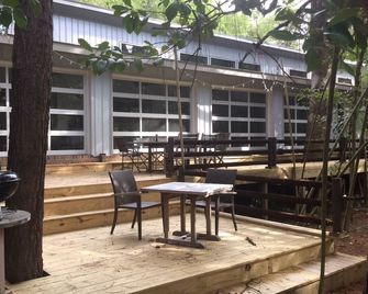 Extended Stay Large Waterfront Home in Secluded Bamboo Forest in Burlington NC - Burlington - Terasa