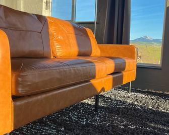 Peaceful Retreat: Modern, Moody, w/ Mountain Views, Covered Deck + Firepit - Dillon - Living room
