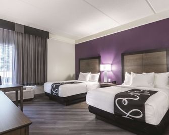 La Quinta Inn & Suites by Wyndham Atlanta Conyers - Conyers - Bedroom
