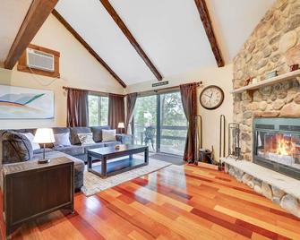 Cozy Camelback, Pocono Retreat with Mountain Views! - Tannersville - Living room