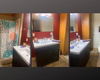The Dairy at the Wegmueller Farm - stay on a Wisconsin farm! - Monroe - Bathroom
