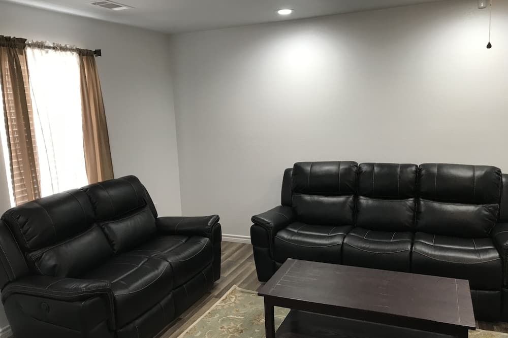 Beautiful All New Construction Town Home. Complete Kitchen!!! - Carlsbad - Living room