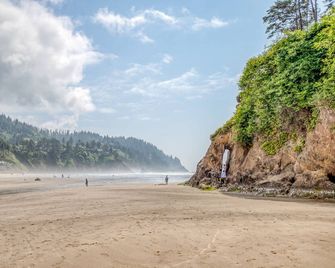 Sparkling 1st Floor Ocean and Creek-View Condo w/ Queen Suite, Updated Kitchen! - Neskowin - Playa