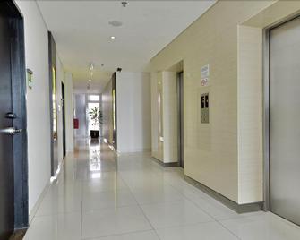 V Hotel Tebet - Yakarta - Pasillo