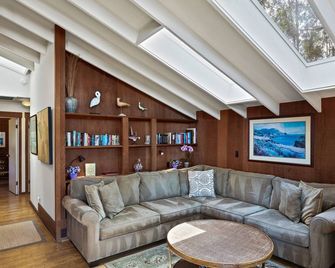 Charming Beach Front Cottage - Carmel-by-the-Sea - Lounge
