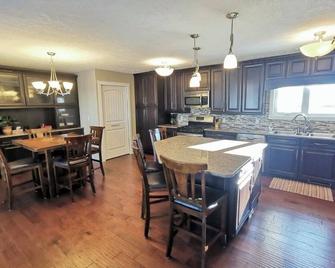 Beautiful fully renovated 4 bedroom house with large open kitchen - Cardston - Kitchen