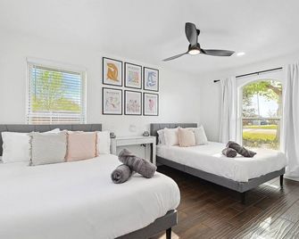 Gorgeous 4BR Holiday Home with Huge Yard and Pool - Denton - Habitación