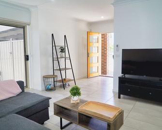 Modern style unit 2 Deer Park - Deer Park - Living room
