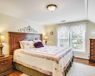 Aiken Apt with Garden-View Balcony Half-Mi to Dtwn! - Aiken - Yatak Odası