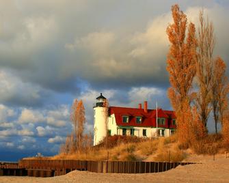 Spruce at Lake Bluff Preserve-Lake Michigan Views-Sleeps 20 - Frankfort - Edificio
