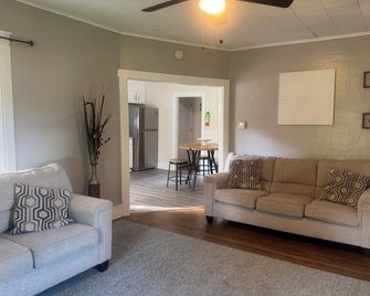 Cushing house lower unit in a nice quiet neighborhood! - Fredonia - Sala de estar