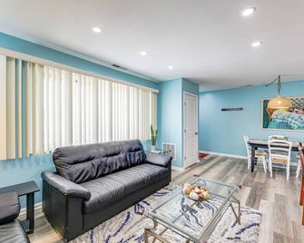 Ocean City Condo - 2 Blocks to Beach and Boardwalk! - Ocean City - Living room
