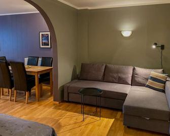 Spacious One-Bedroom Apartment - Eyrarbakki - Sala de estar