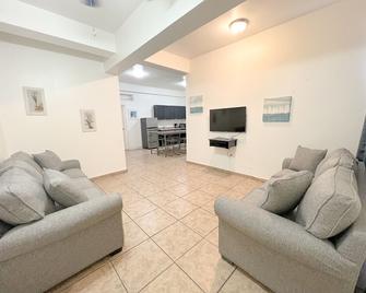 West Coast Inn's - Rincon - Sala de estar