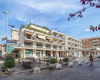 Lovely Apartment In Pesaro With Wifi - Pesaro - Gebäude