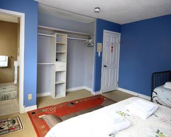Jenny's Guest House - Yellowknife - Bedroom