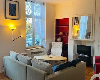Appartement T2 sur la place du marché de Wazemmes - Lille - Wohnzimmer