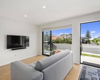 Coastal Paradise - Orewa Holiday Home - Orewa - Living room