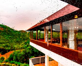 Zostel Vagamon - Vagamon - Balcony