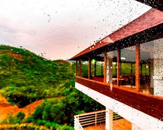 Zostel Vagamon - Vagamon - Balcony