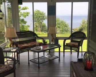 Oceanfront Home Overlooking Penobscot Bay , Castine Maine.brHistory abounds ! - Castine - Sala de estar