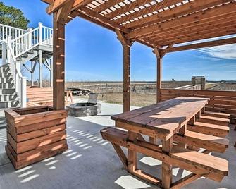 Luxurious Waterfront Home w/ Private Pier & Views! - Georgetown - Patio
