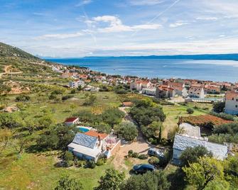 Private pool family home with open sea view - Бол - Вигляд зовні