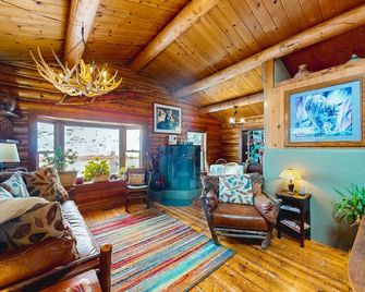 Dog-friendly waterfront cabin on Flat Creek with wood stove, creek view, firepit - Jackson - Living room