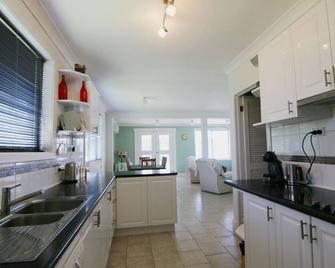 Picnic Point House - close to all of East Gippsland's tourist attractions - Bairnsdale - Kitchen