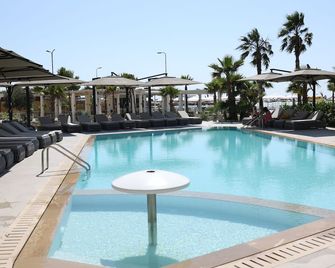 Comfort Suites - Golem - Piscina