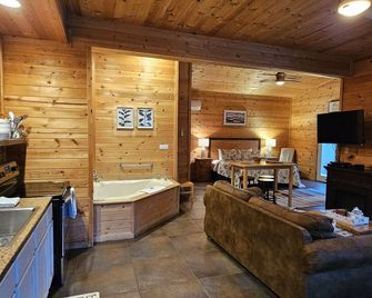 New!! King Bedjetted Tub5 Min to Beaver Lake #3 - Eureka Springs - Sala de estar