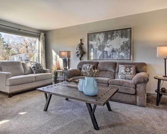 Cozy Choteau Home w/ Fire Pit, Grill, Yard! - Choteau - Sala de estar