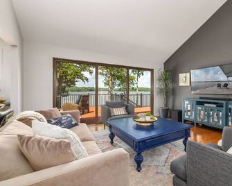 Lakefront home: Hot Tub, Kayaks, Firepit, Dock - Roanoke Rapids - Obývací pokoj