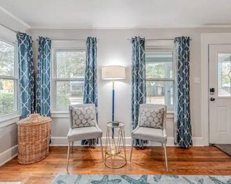 Anchors Away Park Circle retreat w King Bed Suite close to everything fun in CHS - North Charleston - Wohnzimmer