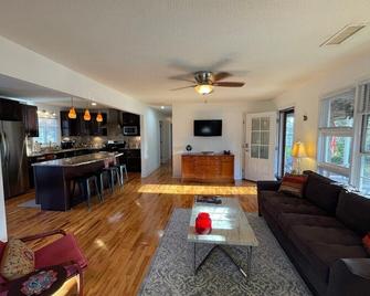 Travel Often House - Kennesaw - Oturma odası