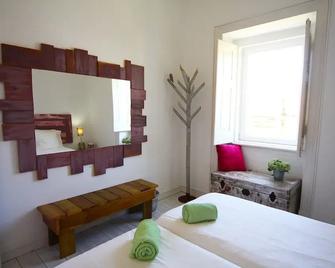 Aloha Beach House H - Carcavelos - Habitación