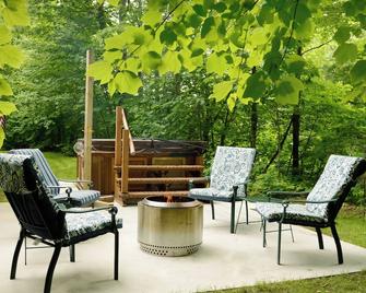 Beautiful log cabin in the woods with a hot tub. 5 min walk to a quiet beach. - Brimley - Patio
