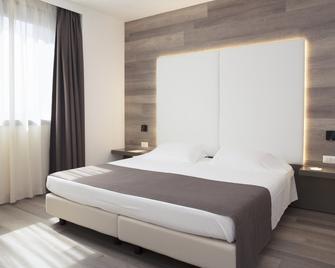City Hotel & Suites - Foligno - Schlafzimmer