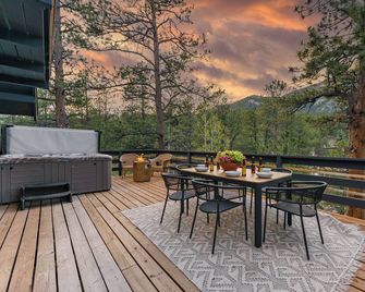 Elegant A-Frame w/ Hot Tub Views! Close to town, skiing, & hiking! - Evergreen - Balcony