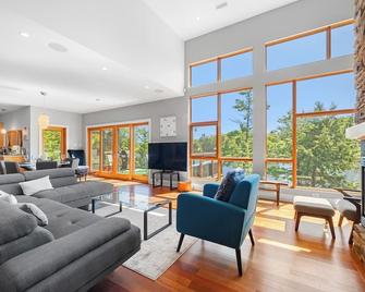 Serene modern Lakehouse on Golf Course - Lower Sackville - Living room